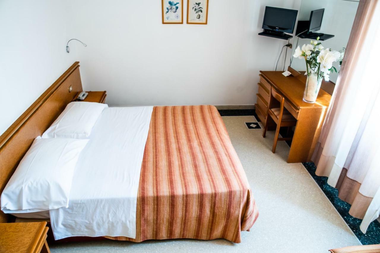 Hotel West End アラッシオ エクステリア 写真