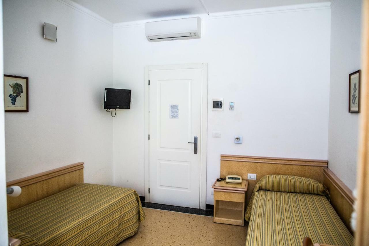 Hotel West End アラッシオ エクステリア 写真