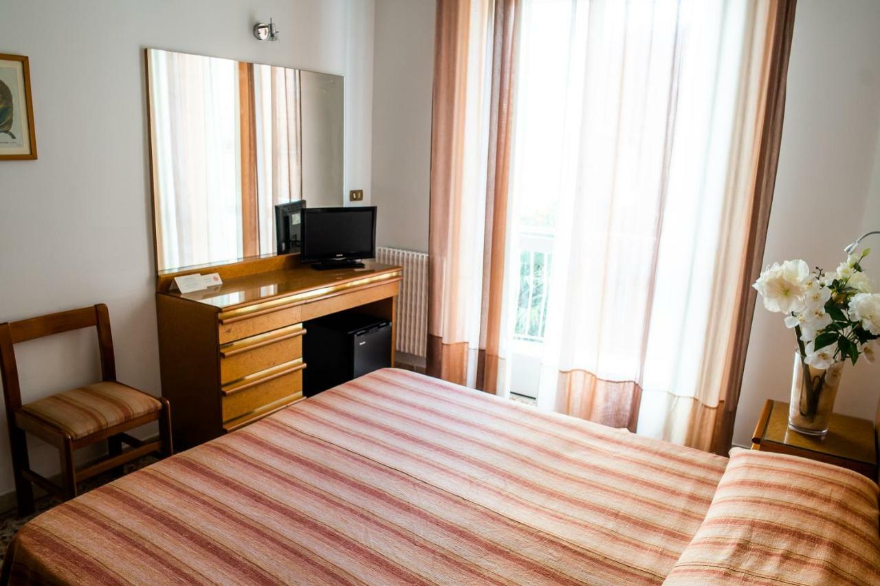 Hotel West End アラッシオ エクステリア 写真