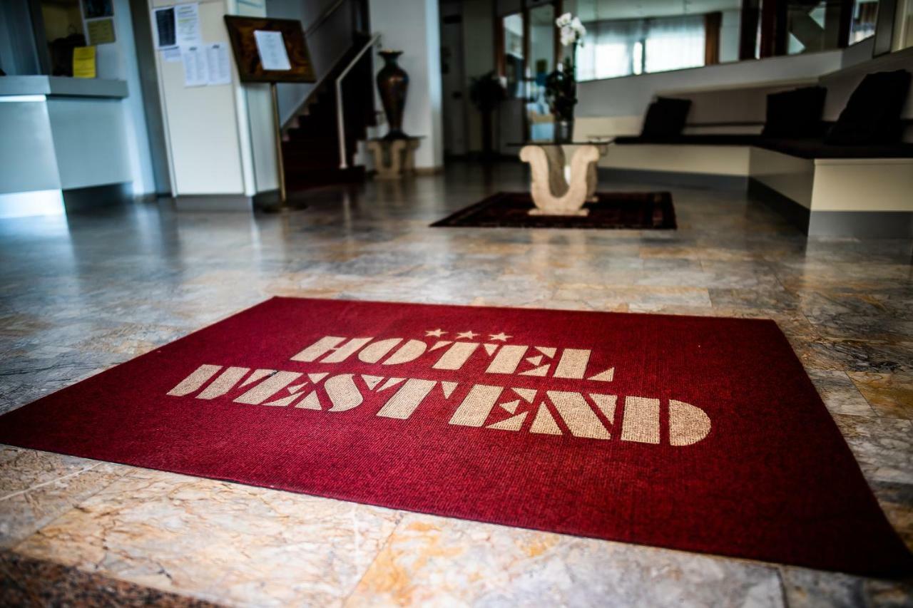 Hotel West End アラッシオ エクステリア 写真